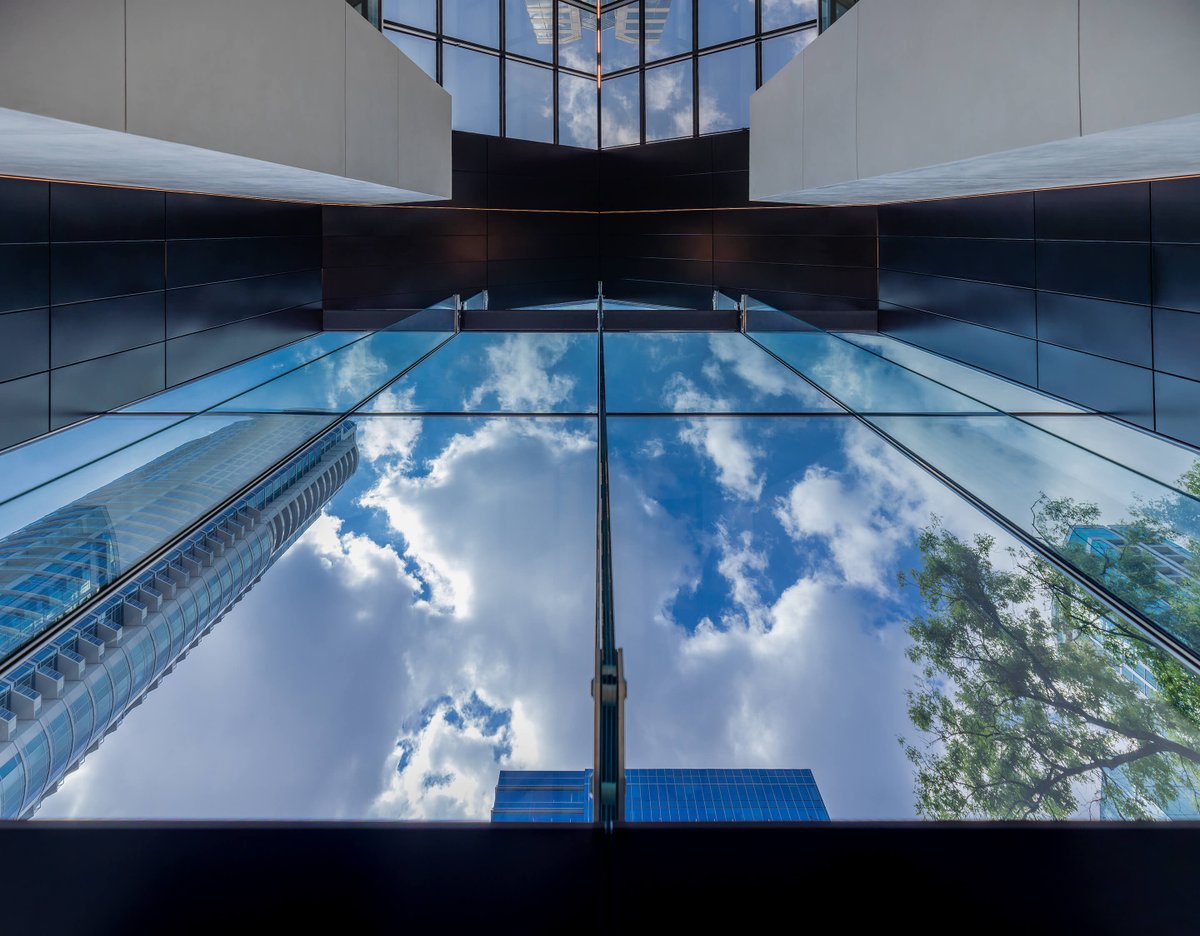 StructuresNovum's tweet photo. At 301 Congress in downtown Austin, Novum delivered a signature entrance facade that redefines the building’s arrival experience. The transparent, light-filled design enhances visibility and tenant experience while maximizing daylight with sleek Linear Supported Glass system. https://t.co/hvZDk7JZVG