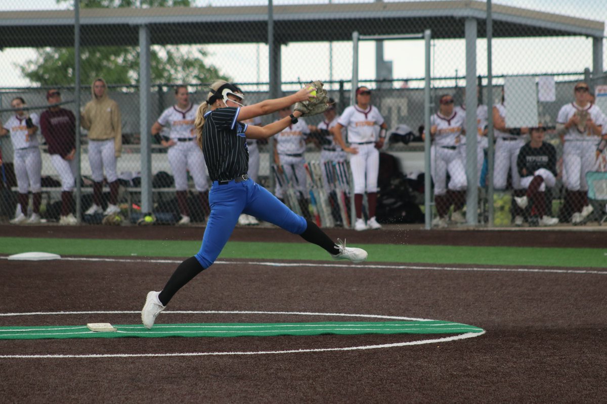 WBUSoftball's tweet photo. Round one winner for the Birds 🦅🔥
See you tomorrow 👀
#LetEm #FIGHT #TheRightWayToPlay https://t.co/hpSq47lULH