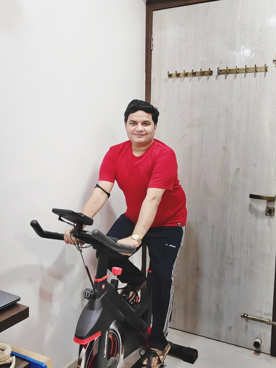 WasiuddinSiddi1's tweet photo. नफ़रत रूह की वह आग है जो सबसे पहले इंसान के अपने अंदर का सुकून जला देती है, फिर उसकी चिंगारियाँ दूसरों तक पहुँचती हैं !

यह एक ऐसा साया है जो इंसान की असलियत पर छा जाता है,यहाँ तक कि वह अपने अंदर के नूर को भी पहचान नहीं पाता है !

नफ़रत कभी जीत नहीं दिलाती, नफ़रत सिर्फ़ जलाती है ! यह इंसान को इतना भारी कर देती है कि उसकी रूह उड़ना भूल जाती है !

इंसान ! क्या तूने कभी सोचा कि जिस दुश्मनी को तूने अपने सीने से लगा रखा है,
वही तेरी रूह की उड़ान को जकड़ कर बैठी है ?

नफ़रत एक ऐसा चक्कर है, जिसमें घूमते-घूमते इंसान अपनी राह भूल जाता है !

मोहब्बत वह सीधी लकीर है जो उसे उस चक्कर से निकालकर आसमान की ऊँचाइयों तक पहुँचा देती है !

मोहब्बत वह बारिश है जो अंदर जमी हुई गर्द को धो देती है ! मोहब्बत वह हवा है
जो बंद कमरों में भी ताज़गी भर देती है ! मोहब्बत वह नूर है जो टूटे हुए दिलों को भी फिर से ज़िंदा कर देता है !

अपने दिल को ऐसा आईना बना लीजिये जिसमें सिर्फ़ रौशनी झलकती हो,
जो हर चेहरे को उसकी असल सूरत में देख सके..बिना धुंध के, बिना नफरत के !

जिस दिल में नफ़रत रहती है, वहाँ रहमत देर से उतरती है…और जिस दिल को इंसान पाक कर देता है, वही दिल अल्लाह के नूर का घर बन जाता है !