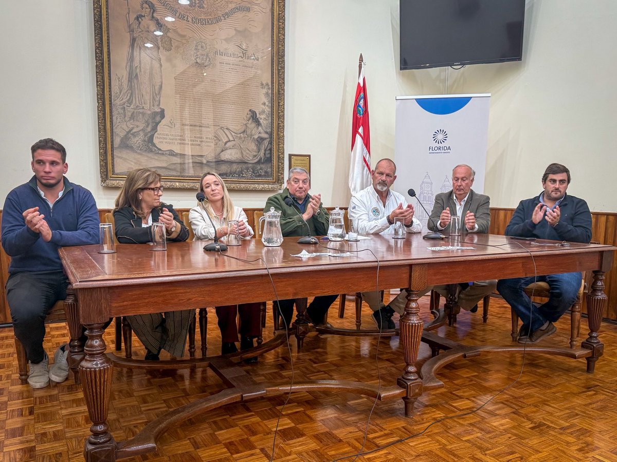 FloridaIDF's tweet photo. Con la participación del intendente, @PajaroEnciso, la Dir. de Turismo @carmelap03, el Dir. de Deportes, @FacuBraccoo e integrantes del @uruguayoderally.
Se realizó lanzamiento de la 3ª Fecha del Campeonato Nacional de Rally 2026 a disputarse en Florida. https://t.co/uQrTWFt1hY