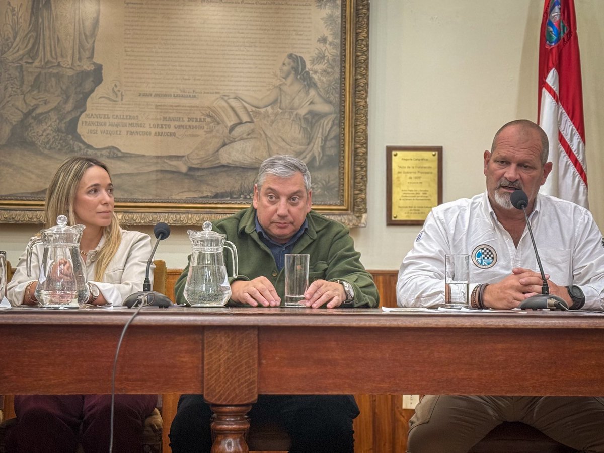 FloridaIDF's tweet photo. Con la participación del intendente, @PajaroEnciso, la Dir. de Turismo @carmelap03, el Dir. de Deportes, @FacuBraccoo e integrantes del @uruguayoderally.
Se realizó lanzamiento de la 3ª Fecha del Campeonato Nacional de Rally 2026 a disputarse en Florida. https://t.co/uQrTWFt1hY