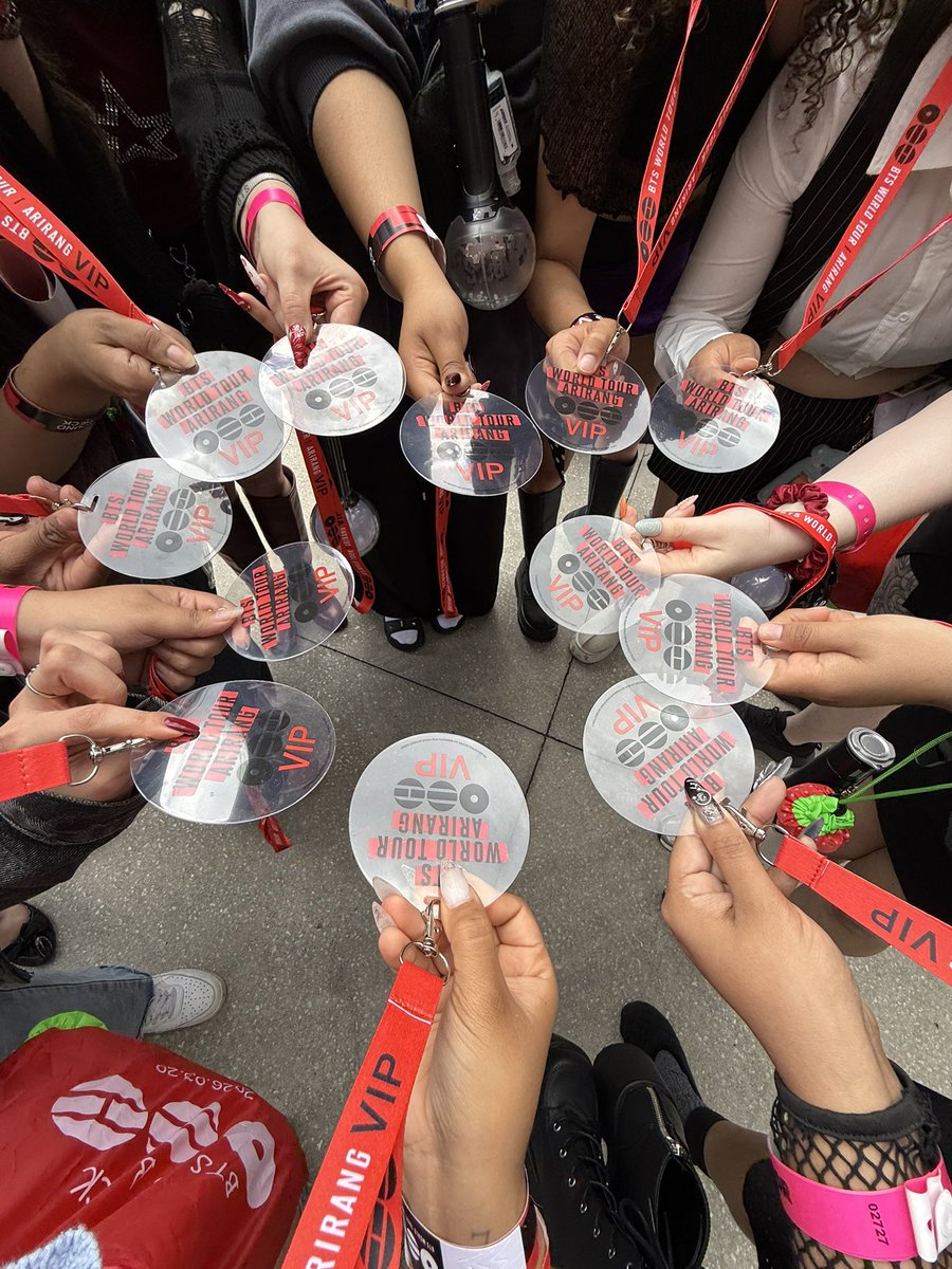 eva⁷ is seeing bts! 🪭 tweet media