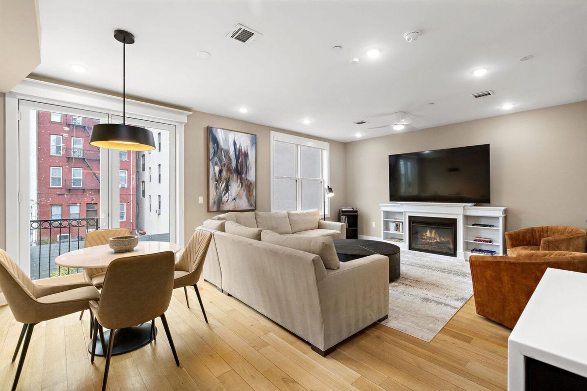 JerseyDigs's tweet image. A three-bedroom+den duplex in Hoboken with a private backyard, outdoor kitchen, and three full levels of living space has hit the market: buff.ly/nSybJN7 #NewJersey #LuxuryRealEstate
