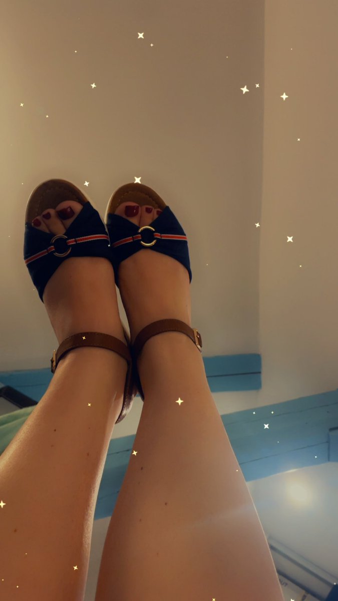 esoftfeet's tweet image. Après une journée c'est agréable de les enlever 🫦
#feet #barefoot #relax #afterwork #soles