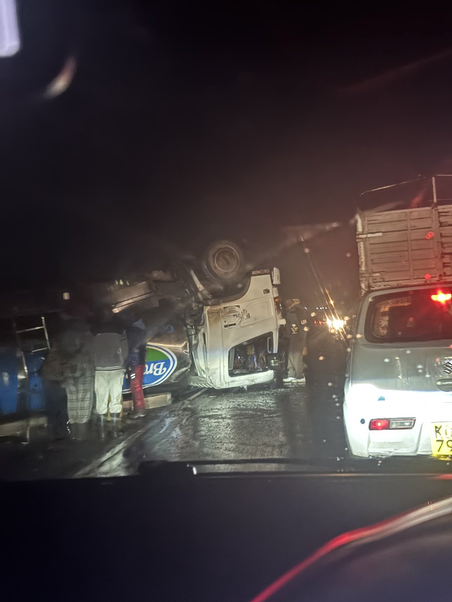 KagoAvin's tweet photo. A104 is just a mad road. No road markings no road signs, crazy drivers and unroadworthy vehicles . @ntsa_kenya why bother teaching us kitu haiko kwa grao? Mnaenforce road safety aje na mvua inanua road visibility  ya @KeNHAKenya . Kama si muscle memory ningelala Naivasha. https://t.co/1Qy9jWfUA4