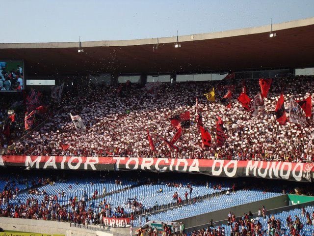 Para ser o diferencial: esse foi o intuito com o qual fomos fundados.
Os Defensores do Manto nasceram para transformar as festas, trazendo em sua essência a Cultura de Arquibancada. O que hoje é comum começou lá em 2006, com a fundação da nossa torcida.