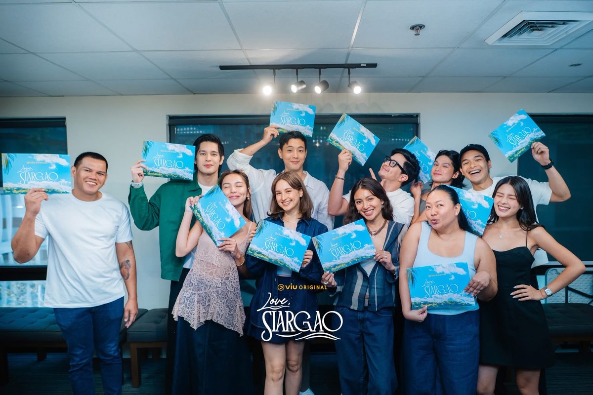 actor_jisooph's tweet photo. CONFIRMED! Kim Ji Soo will be part of Love, Siargao, an upcoming Philippine romantic drama series strarring Nadine Lustre and Alden Richards, produced by Viu. 💛

We’re seated! 😍🤙🏻

Photo Courtesy of @Viu_PH  
#LoveSiargao #KimJiSoo #NadineLustre #AldenRichards #Viu https://t.co/sPLLptZxFT