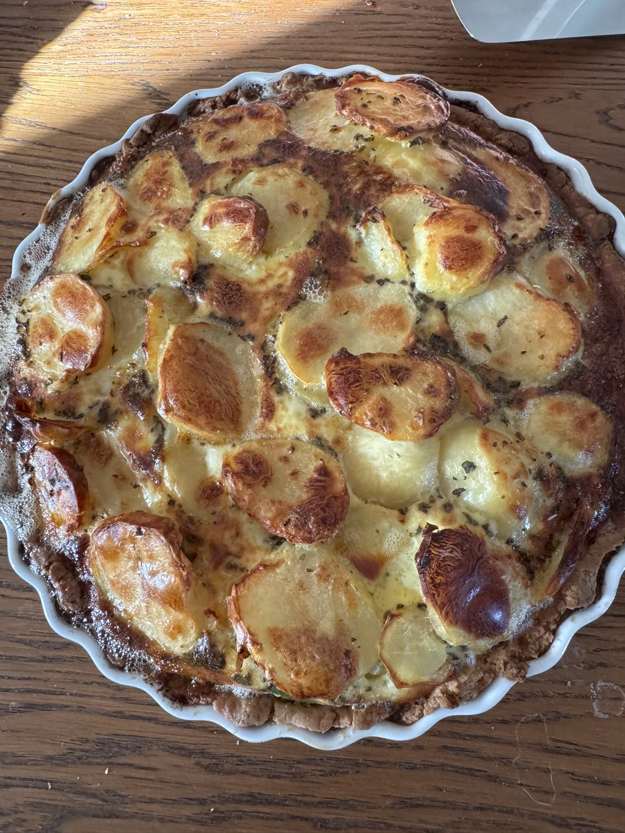 Jeg lavede en kartoffel bacon tærte i dag, yderst tilfreds med resultatet 🥳🥳