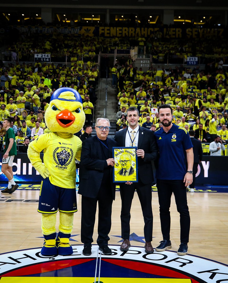 FBBasketbol's tweet photo. Fenerbahçe Basketboluna yıllarca birçok farklı görevde hizmet eden kıymetli eski yöneticimiz Maurizio Gherardini, bu akşam Ülker Spor ve Etkinlik Salonu’nda! 💛💙

#YellowLegacy #EuroLeague https://t.co/aB2FZKMaWU