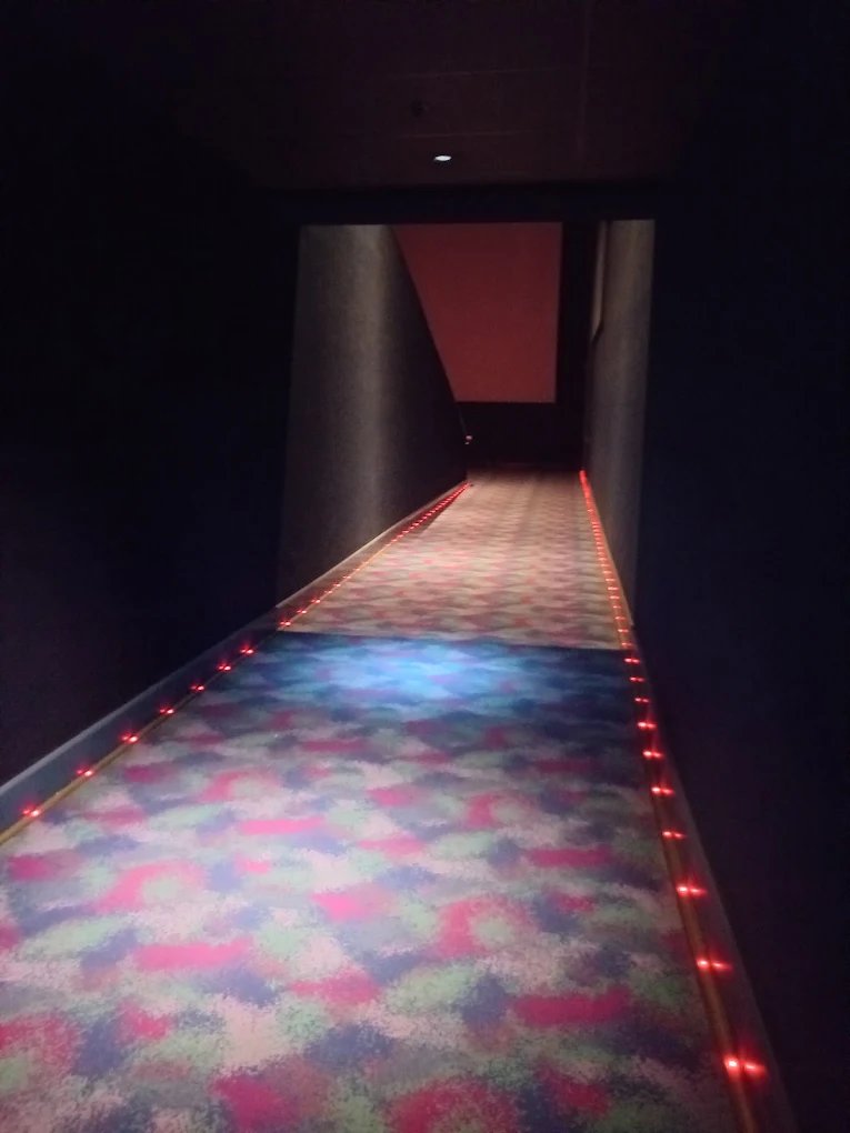 Un amigo empezó a trabajar en el Showcase de Belgrano limpiando salas. Turno noche. Poco a poco sintió que había algo raro. Las salas, durante la madrugada, seguían teniendo espectadores. Pero no estaban vivos. Esta historia se llama CUANDO LAS LUCES SE APAGAN. Y arranca así.