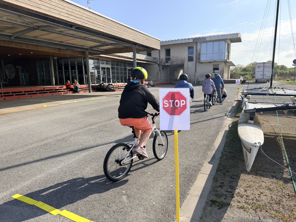 USEP62's tweet photo. {2-2} C'est reparti💪 !
🚴 Rouler ensemble autour de la Base Nautique de Tom Souville
⛔ Circuler correctement sur un circuit clos
🥈 Valider le Bloc 2
🍽️ Parler de notre alimentation, bonne ou mauvaise &amp; comprendre que bien s'alimenter est important pour notre cerveau 🧠 https://t.co/jAMv1FN3Gh