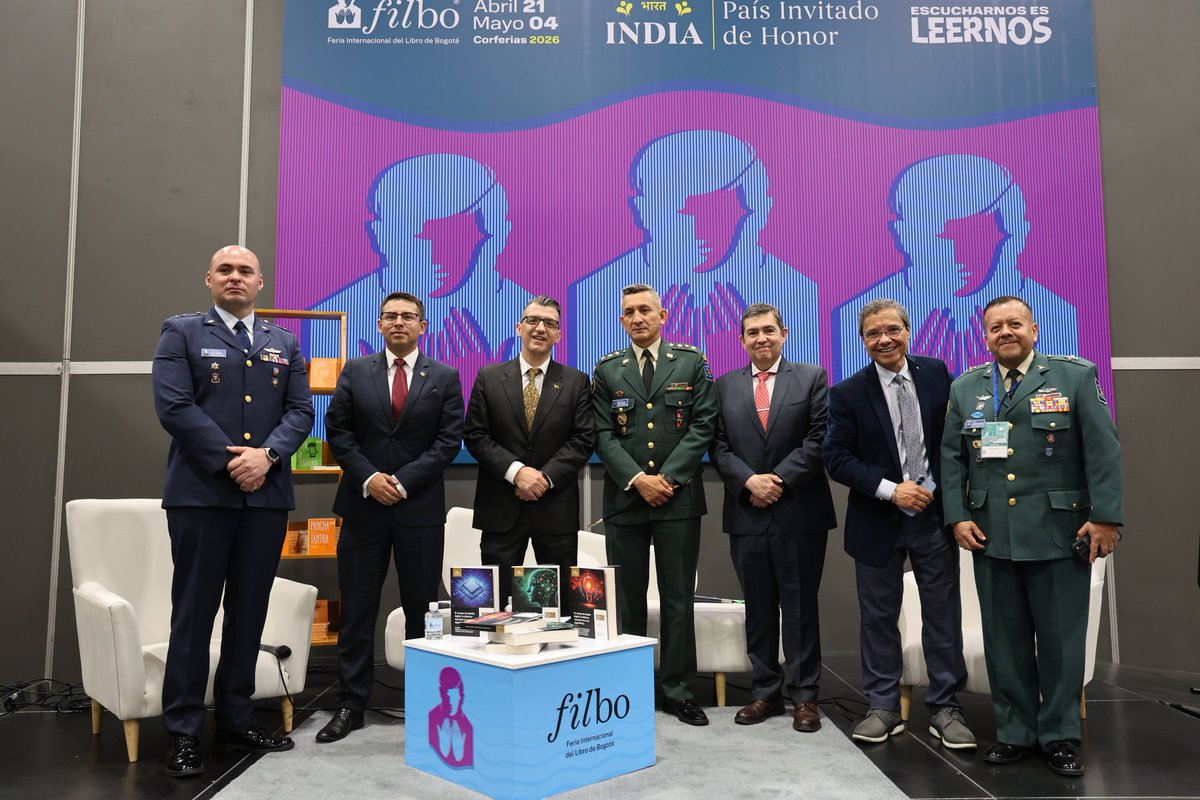 EsdegCol's tweet photo. En la jornada de la mañana del octavo día en la @FILBogota, seguimos fortaleciendo el pensamiento estratégico con importantes lanzamientos editoriales para la #ESDEG.
Presentamos El campo de batalla digital en la era algorítmica Vol. I, II y III, una obra que invita a reflexionar sobre los desafíos, oportunidades y transformaciones de la seguridad y la defensa en el entorno digital.
Conocimiento que impulsa el análisis de los escenarios del presente y del futuro.