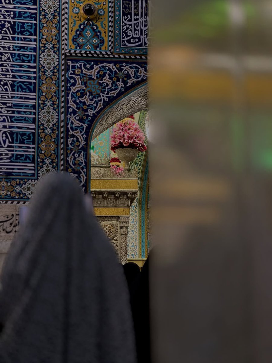 _Zain90's tweet photo. ضَريحُ قُدْسِكَ لِلأمْلَاكِ مُعتَكَفُ
لَهم بِلَثْمِ خُطَا زُوَّارهِ شَغَفُ

زُوَّارُهُ البَحْرُ أَمْوَاجٌ قَد التطمتْ
وَعِنْدَ سَاحِلهِ أَمْوَاجُهم تَقِفُ

وَلَو أُزِيلَ غِطَا أَبْصَارِهِم لَرَأَوا
حُوُرَ الجِنَانِ وَفي رَاحَاتِهَا التُحَفُ

#مولد_الرضا https://t.co/e9bvZYDzjC
