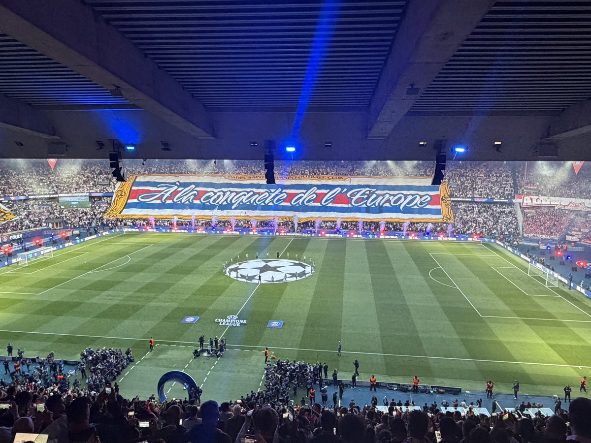 lnstantFoot's tweet photo. Le PARC DES PRINCES est en FOLIE. 🤩❤️💙

🎥 (@IliesPeeters)  https://t.co/tI18QaixMf