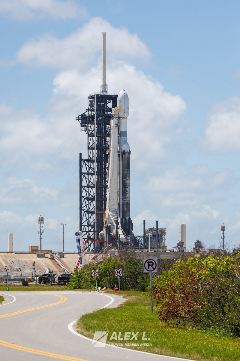 Alex_Lenssen's tweet photo. Falcon Heavy is vertical at the pad with the launch set for tomorrow at 10:31 am. https://t.co/4Tv86EdZFi