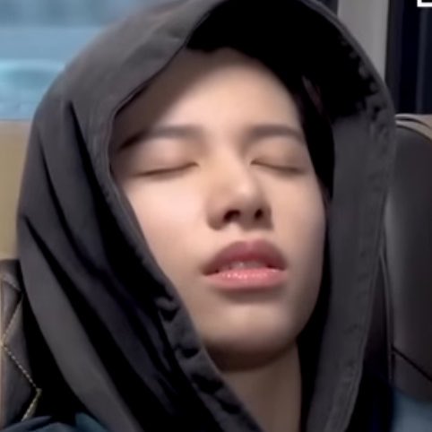 Jwalkintoday's tweet image. so many louis expressions in the first 2 mins lol

#LNGSHOT #롱샷 #LOUIS #루이