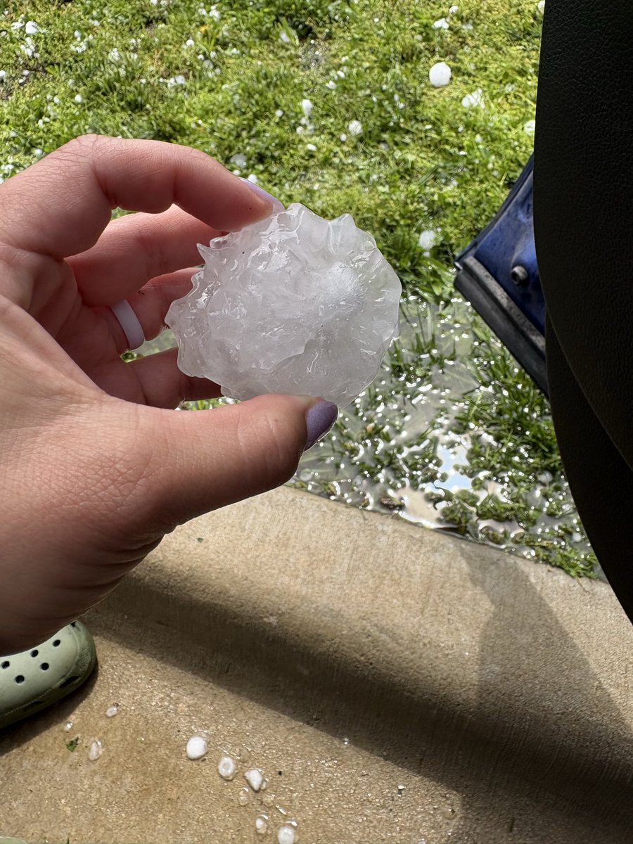 awwHel11's tweet photo. Fun morning here at ole SGF 

Hail ya brother 🌩️ #mowx https://t.co/Sl1giXUPmc