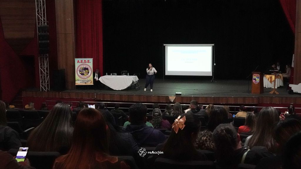 reAcción tweet media