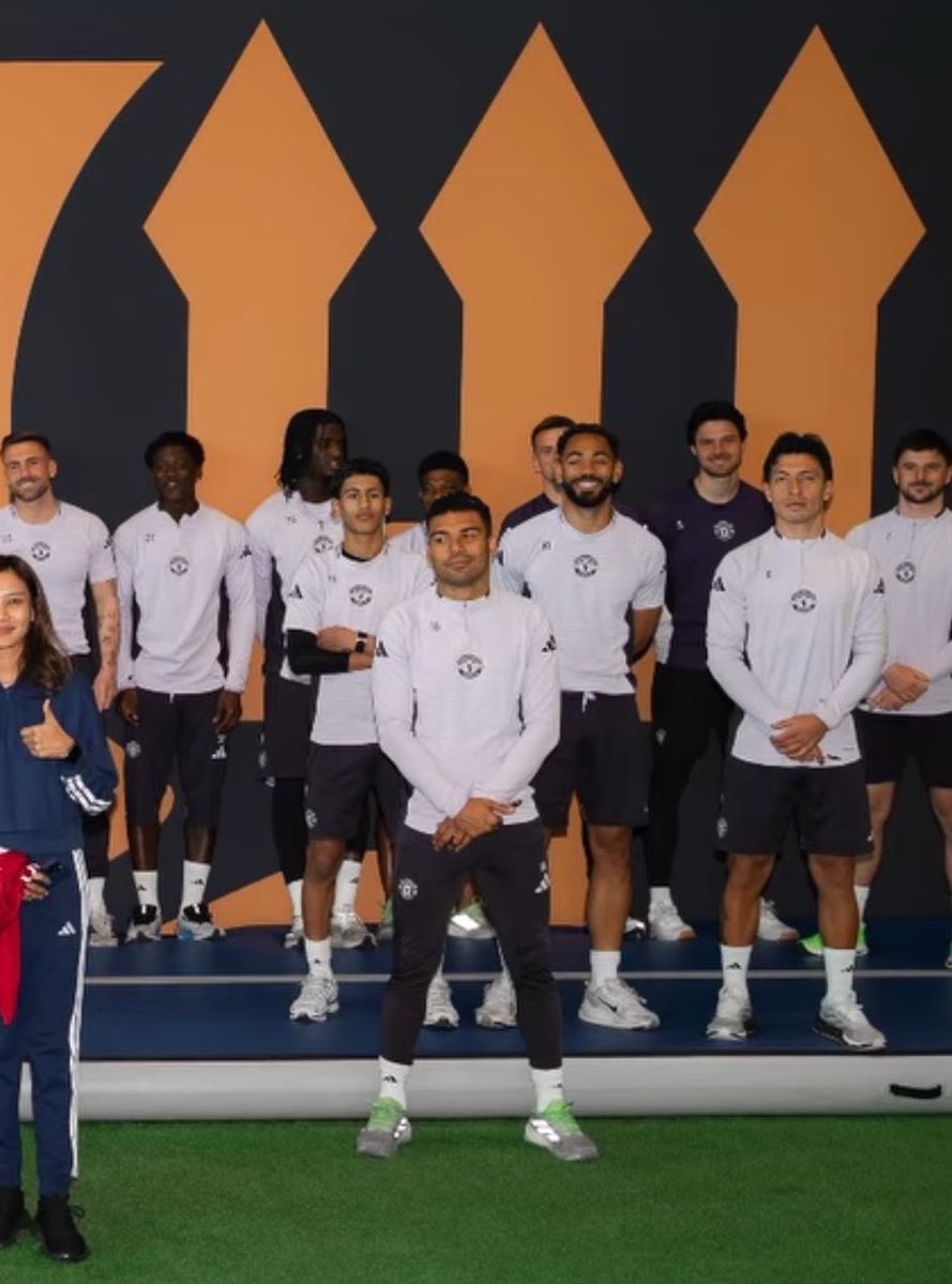 FrankEra_'s tweet image. 🚨📸 | JJ Gabriel pictured in a group photo with the #MUFC first-team. 😮‍💨❤️