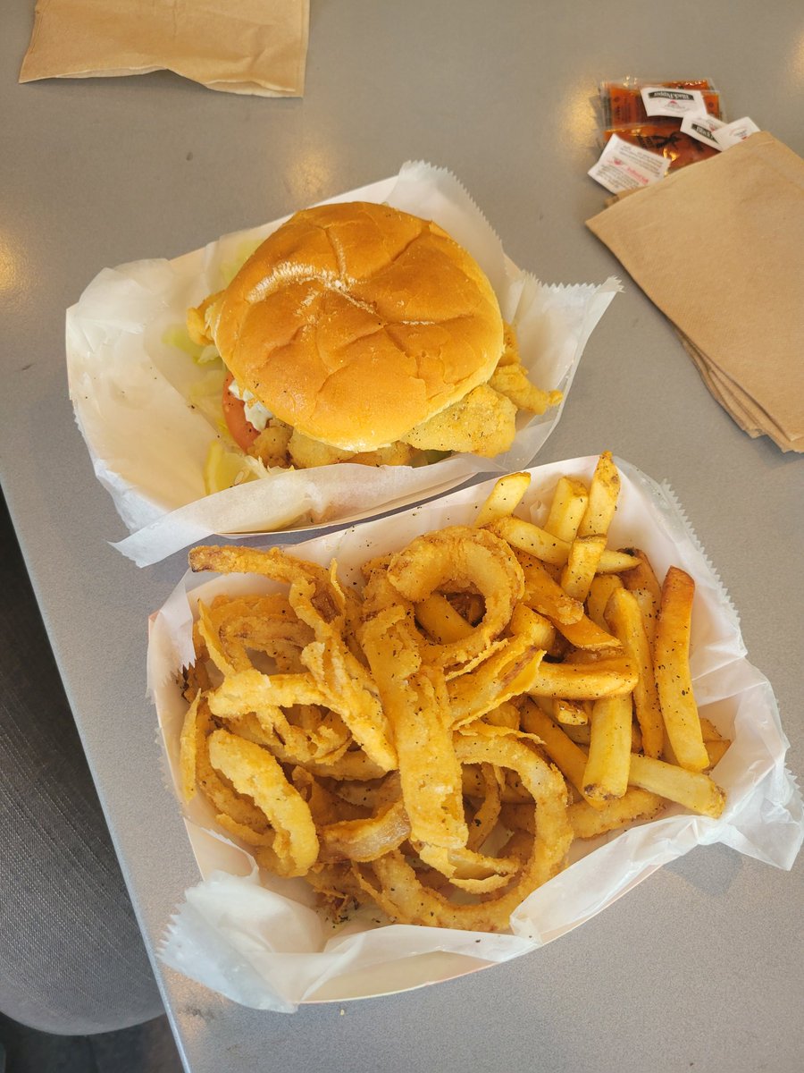 943WYBC's tweet image. WYBC Lunch Club! Today, Wanda Coppage enjoyed a delicious lunch with Terrance and Lavern at @damatosseafood on Whalley Avenue in #NewHaven! 🦐 🦞

Go to 943wybc.com and you could also enjoy lunch with Wanda!