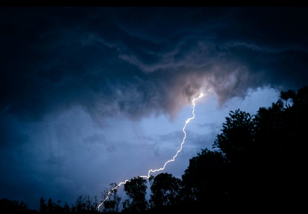 sanjaraic1's tweet image. hazy moon long gone
leaden clouds gather its dust
lightning seals the change

#DailyHaikuPrompt #hazy_moon #vss365 #lightning #haiku