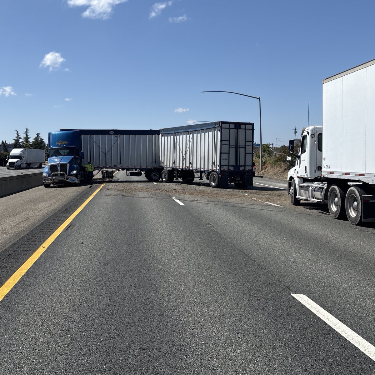 CaltransDist3's tweet photo. #TrafficAlert Left lanes blocked along WB I-80 near Auburn Ravine Rd/Foresthill Rd exit in Auburn. Delays are expected. No ETO. Check #QuickMap for any updates on roadway conditions. https://t.co/xAXNLDByVi