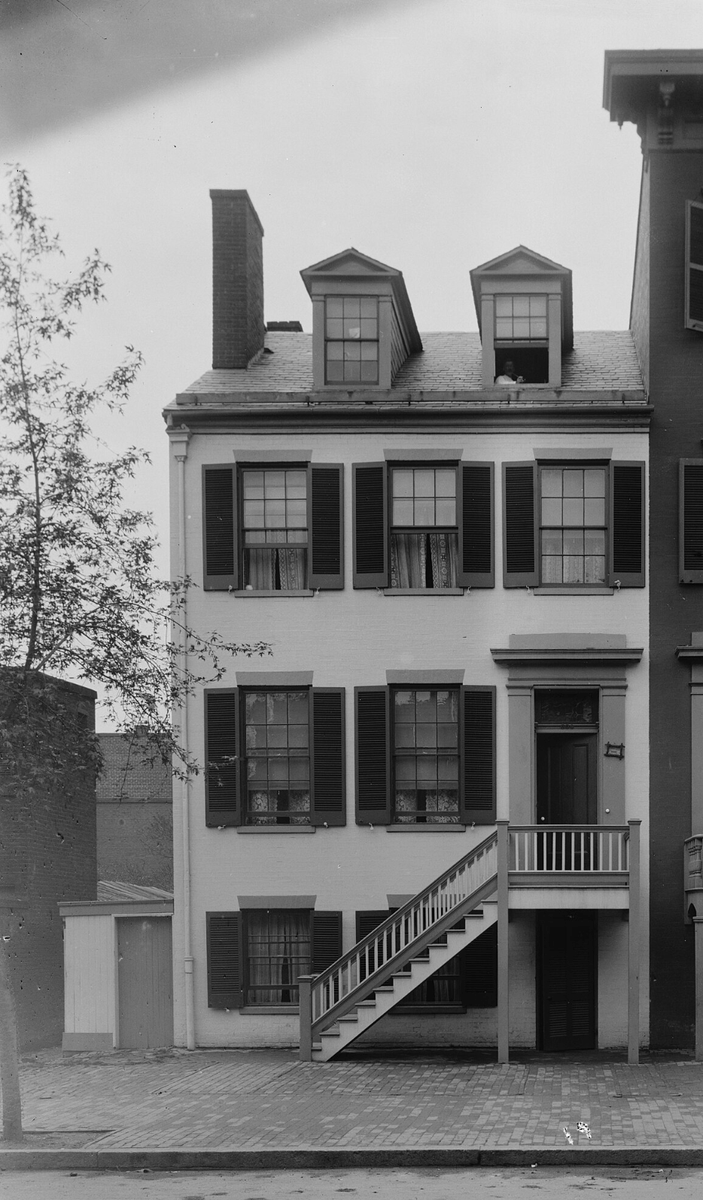 KFILE's tweet photo. The boarding house they planned the Lincoln assassination in is now a Chinese restaurant and karaoke bar 
https://t.co/FUaBeQ03MJ https://t.co/5YB0BGLbGf