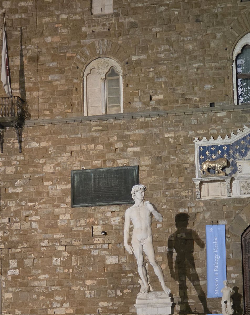 다비드는 밑에서 올려볼때의 비례를 고려했기에 사진빨이 안좋음 
게다가 밑에서 올려보기 거시기함