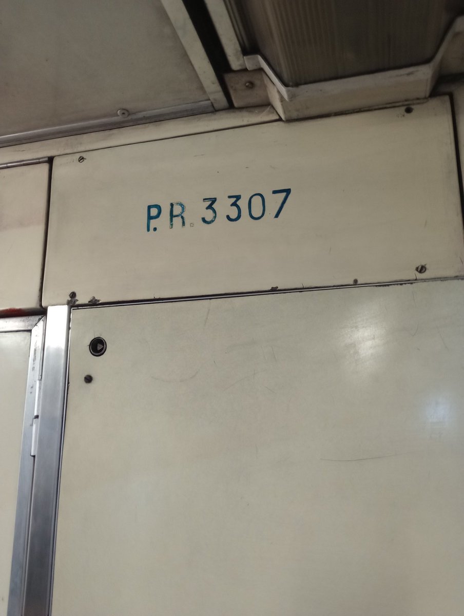 EdgarTe52176404's tweet photo. @MetroCDMX Hola buenas tardes en la dirección indios verdes a universidad cada vagón del metro se debe dar una limpieza. https://t.co/dwZ10rvQGe