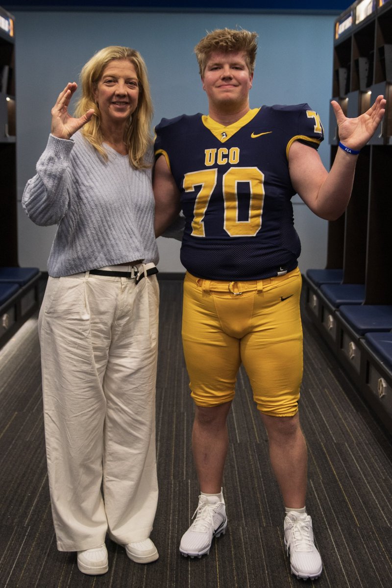 Jogray2282's tweet photo. #committed @ucobronchofb Heading South! https://t.co/Id2kvpG90k