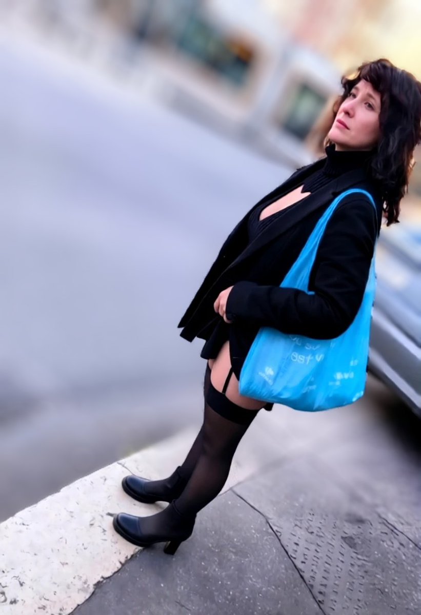 ManuDomina's tweet photo. Inconnue du jour 😈
Manteau ouvert, porte-jarretelles qui dépasse…
Elle se balade comme si elle ne savait pas qu’on la mate.
Cette petite vicieuse assume tout. J’adore ce genre de sal😮pe en liberté. ❤️🔥 »
#InconnueDuJour #StreetTease #HotStranger #PorteJarretelles https://t.co/AbJOptWr5O