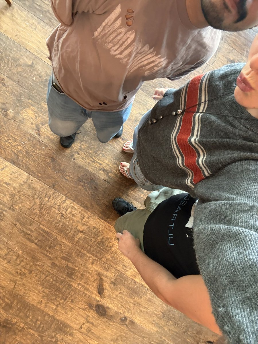 LewerOrtiz's tweet image. Mi novio y yo acabamos de abrazar y platicar con Lorde, nuestra cantante favorita, hace un año decidimos ir al primer show de Ultrasound Tour en Austin, nos enamoramos en ese concierto y ahora vamos a ir a verla hoy en Monterrey, mañana Guadalajara y el viernes CDMX 😭🩵