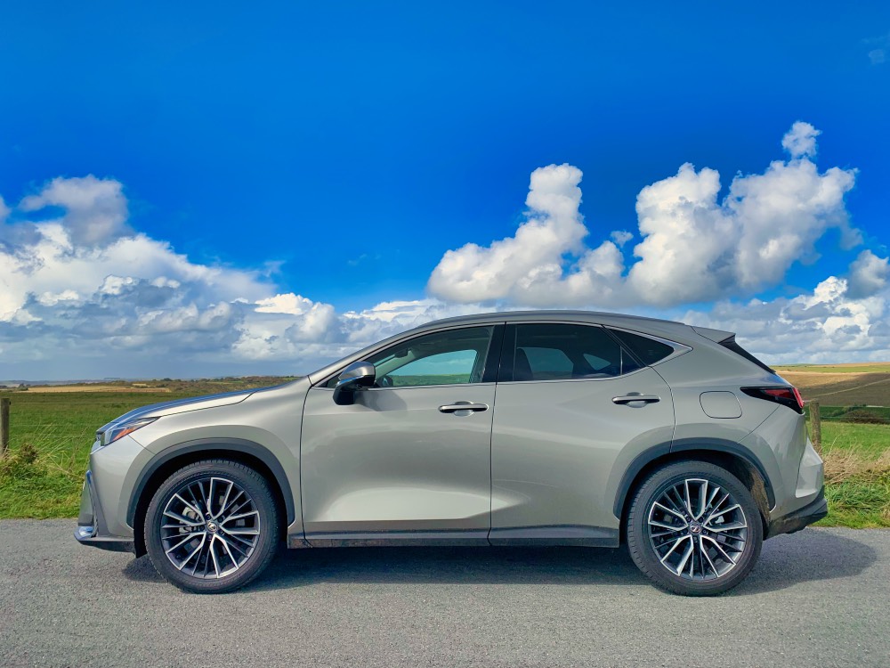 YvesdeContades's tweet image. Watching tourists queue for Cotswold selfies while your hybrid purrs silently past their Range Rovers... There's something deliciously subversive about proper luxury.

#Cotswolds #HybridLuxury #LexusTakumi