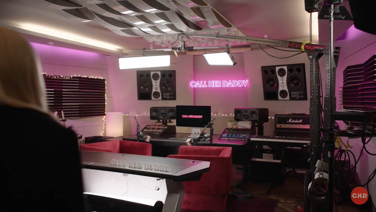 parakissrs's tweet photo. JUST LETTING EVERYONE KNOW IM NOT OVER THE FACT THAT WE GOT TO SEE ROSÉ’S OWN RECORDING STUDIO AND HER GETTINB INTERVIEWED IN IT WITH HANK!!!!!!!!!!! https://t.co/RyonkaEBHE