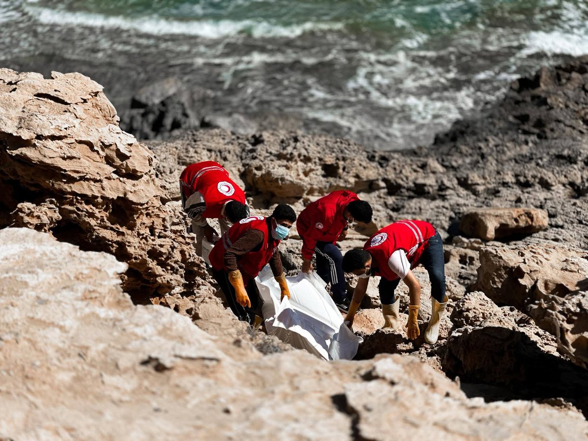 rgowans's tweet image. #Libya 28.04.26 - Libyan Red Crescent (Umm al-Razm Branch) recovered 2 unidentified bodies of #migrants washed ashore in Ras al-Tin area. The bodies were transferred to local authorities for completion of procedures. #migrantcrisis #DontTakeToTheSea #seenotrettung #Frontex