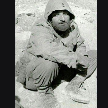 ایشون فرد معتاد یا پیر مرد نیست؛ 
ایشون فرمانده لشکر 31 عاشورا در سال 61 و در سن 28 سالگی که از شدت خستگی و سه شبانه روز کار عملیاتی بی وقفه به شکل یه پیر مرد هفتاد ساله شده
نگاه به چهره خسته ایشون باعث شرم ساری میشه. 

این خاک اینگونه قهرمان دارد... 

#قهرمان_بسیج
