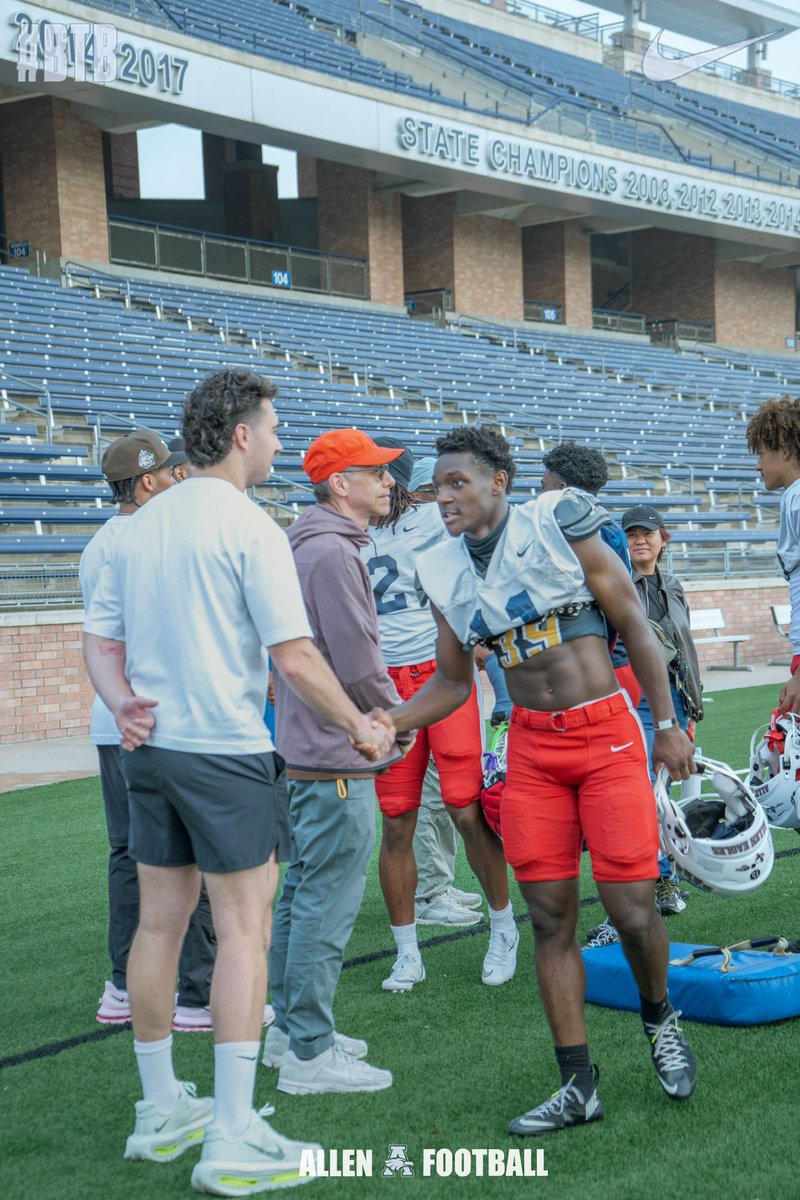 alleneaglesfb's tweet photo. Different level. Different standard. 

Proud to be one of the few in the nation repping Nike Elite. Appreciate @usnikefootball for pulling up to invest in our guys ✔️

📸 @BredanMedia 🅰️🆙🦅

#NikeElite | #BTB | #RecruitTheA https://t.co/abxgkZm4rf