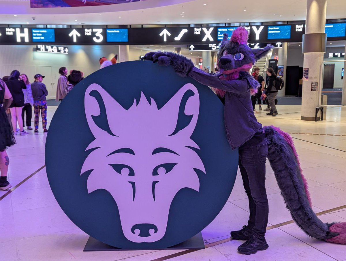 Dragon must steel coin 🪙.

Found a nice picture from the last Eurofurence :3
#EF29 #Eurofurence29