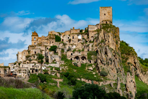 italyfunfacts's tweet image. No people. No movement. Just silence 😳
Like time stopped completely
Would you explore it?
#GhostTown #Italy #HiddenItaly