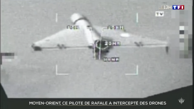 Tom_Antonov's tweet image. Images of French air force Rafale jet fighter deployed in the Middle East destroying Iranian Shahed drones with MICA missiles over the Persian Gulf as part of defense agreements between #France and #UAE/#Qatar.
via @TF1Info