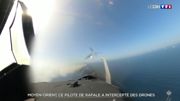 Tom_Antonov's tweet image. Images of French air force Rafale jet fighter deployed in the Middle East destroying Iranian Shahed drones with MICA missiles over the Persian Gulf as part of defense agreements between #France and #UAE/#Qatar.
via @TF1Info