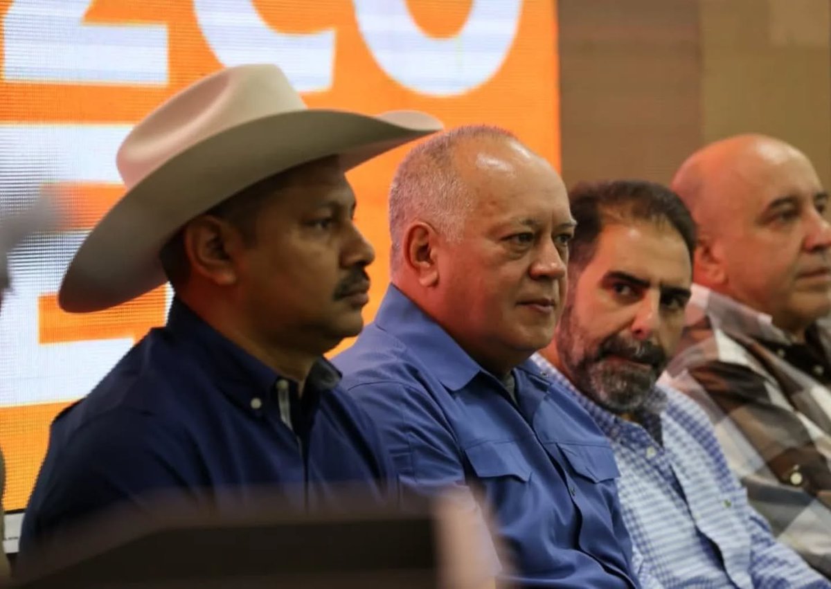 EnContexto_0's tweet photo. #VenezuelaVuelaLibre @dcabellor insistió en que debemos identificarnos como venezolanos con la fuerza del amor, por lo nuestro. "Debemos tener un lema: 'Si es hecho en Venezuela, es el mejor'", agregó en el marco de la Peregrinación Nacional por una Venezuela Libre de Sanciones. https://t.co/rxTwPNHTcn