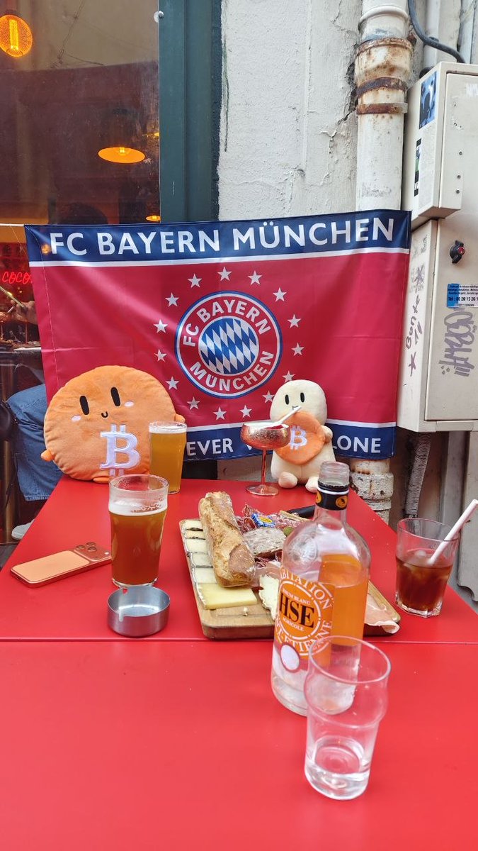 VersaillesBTC's tweet photo. Hier ist München! Meetu-up #Bitcoin in @Versailles @LinaSeiche @FCBayern @FCBayern_French @PSG_inside @BIP_21_ #PSGBAY #PSGFCB #PSG #FCBM #UCL https://t.co/ic2GBKtxhn