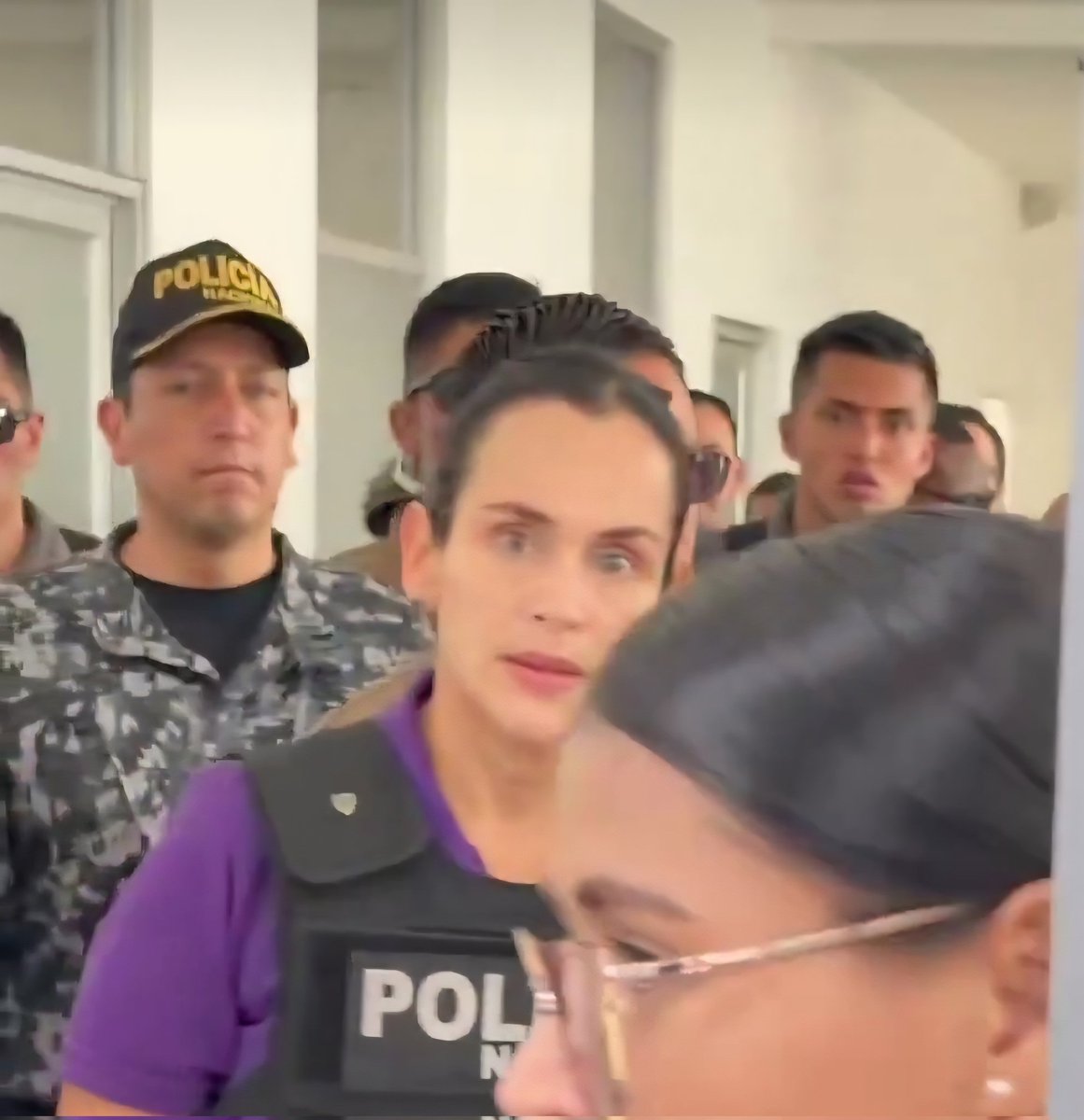 Qué hace esa persona en un allanamiento  a cargo de fiscalía y policía nacional?