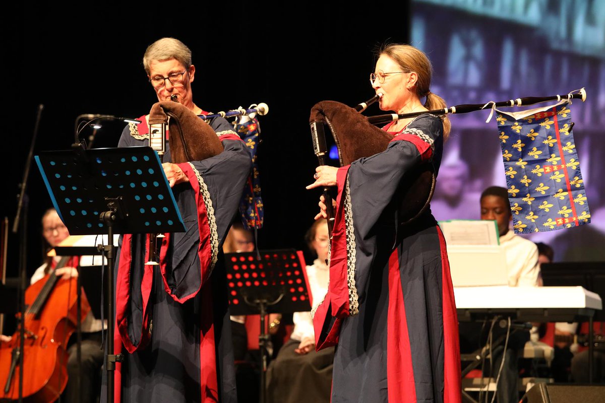 VilleArras's tweet image. Ce soir, 80 jeunes chanteurs, instrumentistes et comédiens des collèges Jehan Bodel d'Arras et Michelet de Lens ont enflammé le Casino pour "Un c(h)œur, un territoire" ! 🎶👏 #Arras #CHAM #Spectacle
