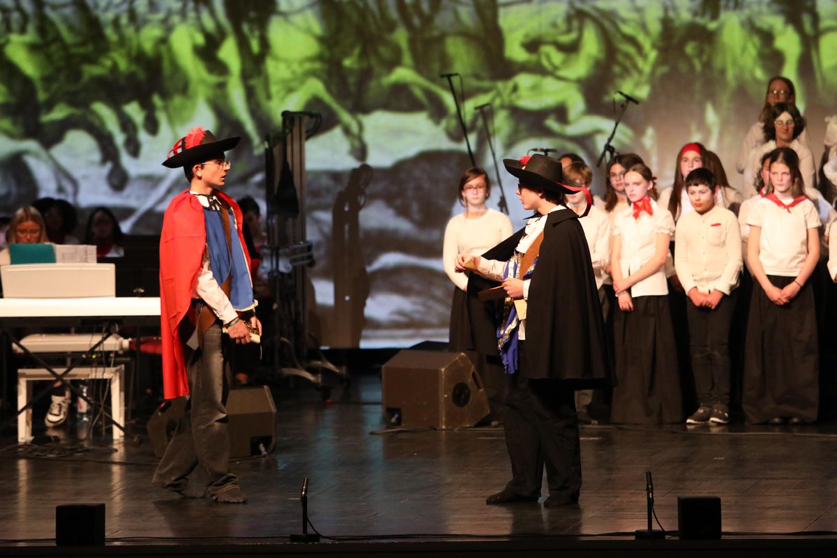 VilleArras's tweet image. Ce soir, 80 jeunes chanteurs, instrumentistes et comédiens des collèges Jehan Bodel d'Arras et Michelet de Lens ont enflammé le Casino pour "Un c(h)œur, un territoire" ! 🎶👏 #Arras #CHAM #Spectacle