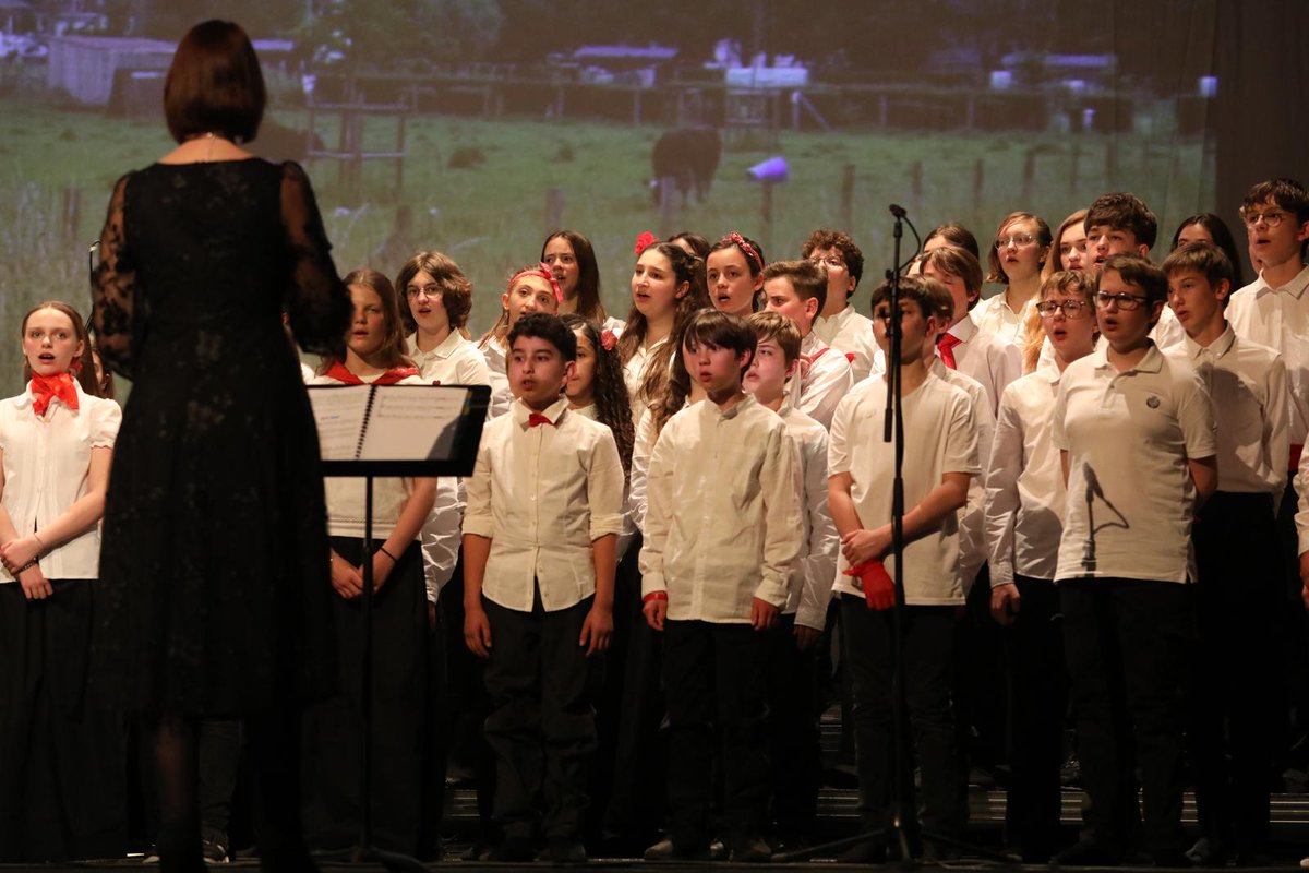 VilleArras's tweet image. Ce soir, 80 jeunes chanteurs, instrumentistes et comédiens des collèges Jehan Bodel d'Arras et Michelet de Lens ont enflammé le Casino pour "Un c(h)œur, un territoire" ! 🎶👏 #Arras #CHAM #Spectacle