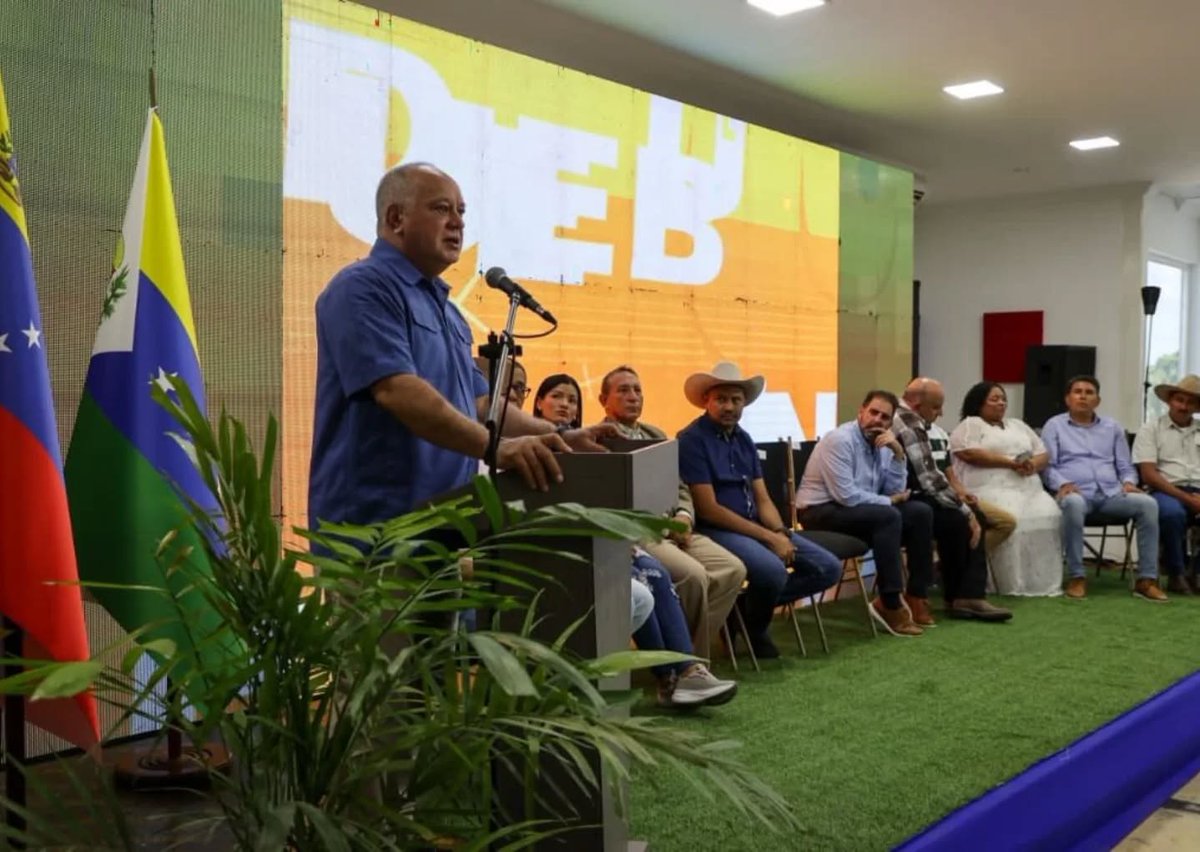 EnContexto_0's tweet photo. En la reunión con todos los sectores realizada en Biruaca, estado Apure, el Ministro @dcabellor, aseveró que quienes son los descendientes de los amos del Valle son los mismos que odian a Venezuela y que se van por el mundo hablando mal de su propio país. #VenezuelaVuelaLibre https://t.co/PhyrXyjSQs
