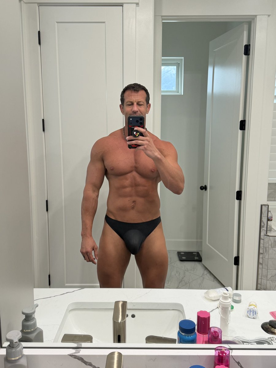 Shiznizy_Fit's tweet image. Here’s the new Seamless thong from real men apparel in black.  So comfortable. 

#vline #fitness #gymdaddy