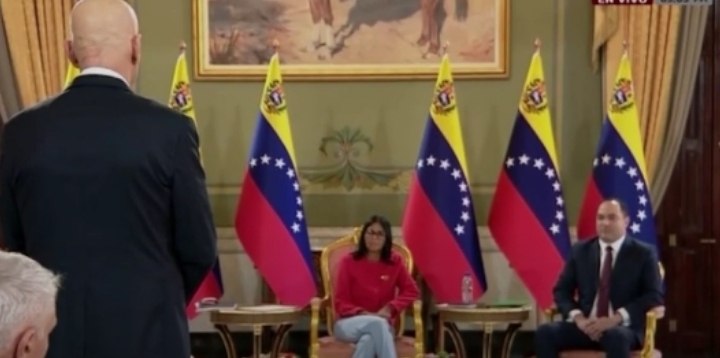 Noticia058's tweet image. 🇻🇪 #ÚltimaHora | La Pdta. E. Delcy Rodríguez firma acuerdos con la petrolera italiana ENI en el Palacio de Miraflores, Caracas. #Venezuela #Caracas